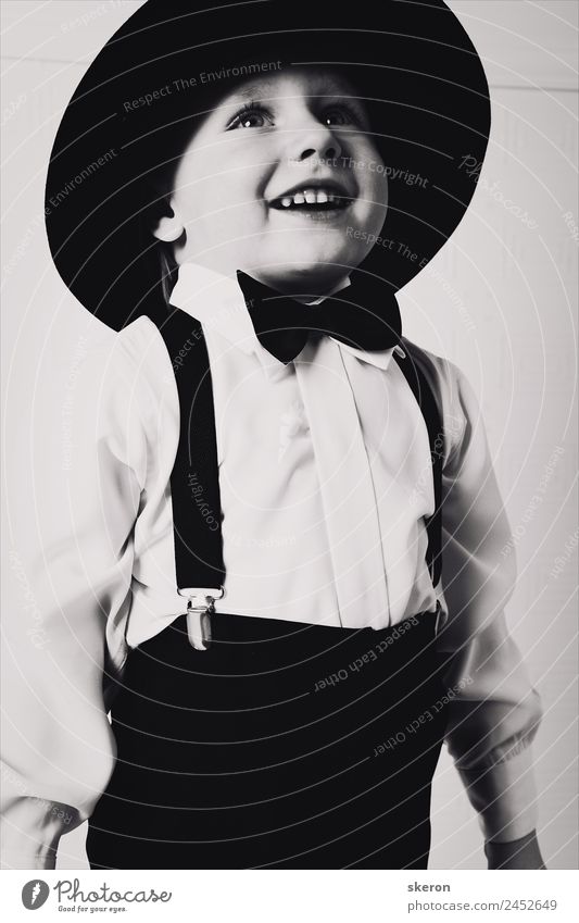 stylischer kleiner Gentleman mit Hut, der nach oben schaut. Mensch maskulin Kind Baby Kindheit Haare & Frisuren Gesicht Auge Mund Lippen Zähne 1 1-3 Jahre