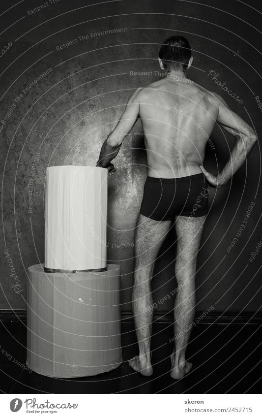 erwachsener Mann in Shorts steht mit dem Rücken zur Wand. Sport Fitness Sport-Training Sportler Mensch maskulin Erwachsene Kopf Beine 1 30-45 Jahre Unterwäsche