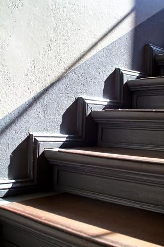 Treppe Treppenabsatz Abstieg abwärts aufsteigen aufwärts Geländer Treppengeländer Haus Karriere Mehrfamilienhaus Menschenleer Stadthaus Niveau Textfreiraum