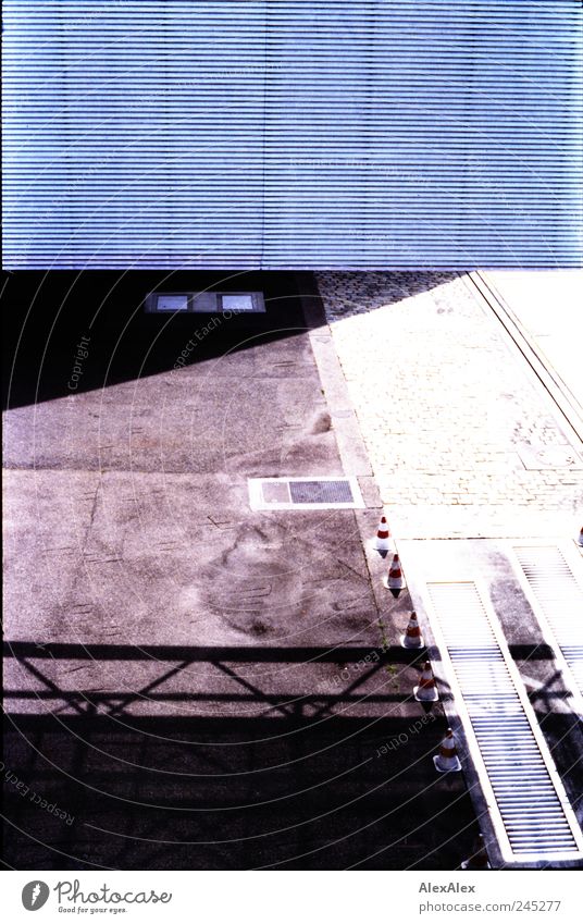 Platz vorm Tor Kegel Pylon Schwelle Gitterrost Wand Schatten Gitterschatten Einfahrt ästhetisch authentisch heiß rot schwarz weiß Industrieanlage analog 35mm