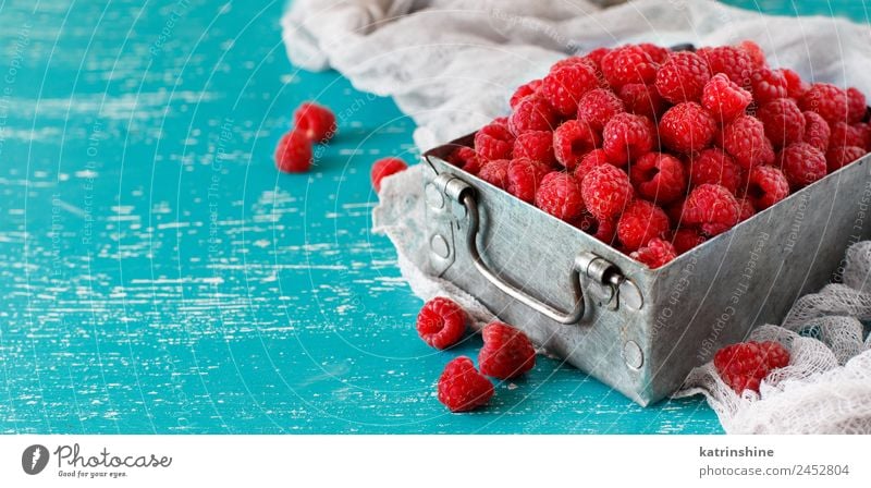 Frische Himbeeren in einer Metalldose Frucht Dessert Ernährung Frühstück Vegetarische Ernährung Diät Sommer frisch natürlich blau rosa rot türkis Hintergrund