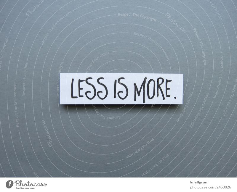 Less is more. weniger ist mehr minimalistisch einfach Redewendung Oxymoron Buchstaben Wort Satz Schriftzeichen Hintergrund neutral Typographie Sprache Text