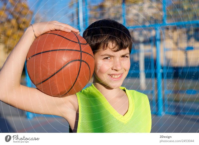 Junger Basketballspieler auf dem Platz stehend Lifestyle Freude Erholung Freizeit & Hobby Spielen Sport Ball Mensch maskulin Junger Mann Jugendliche Erwachsene