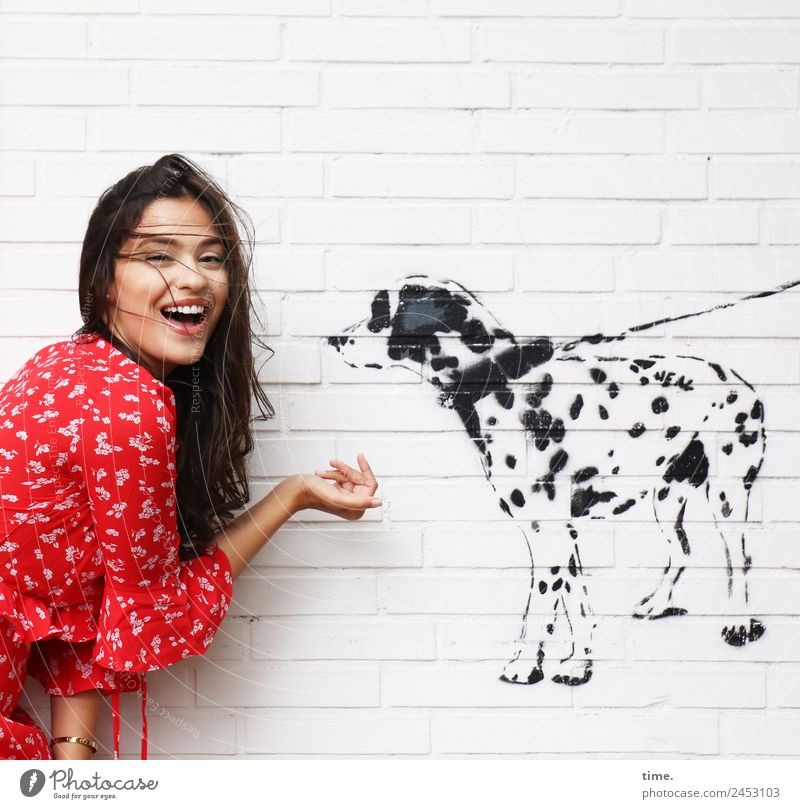 Jessica feminin Frau Erwachsene 1 Mensch Gemälde Mauer Wand Hemd brünett langhaarig Hund Tier Graffiti entdecken festhalten Kommunizieren lachen Blick