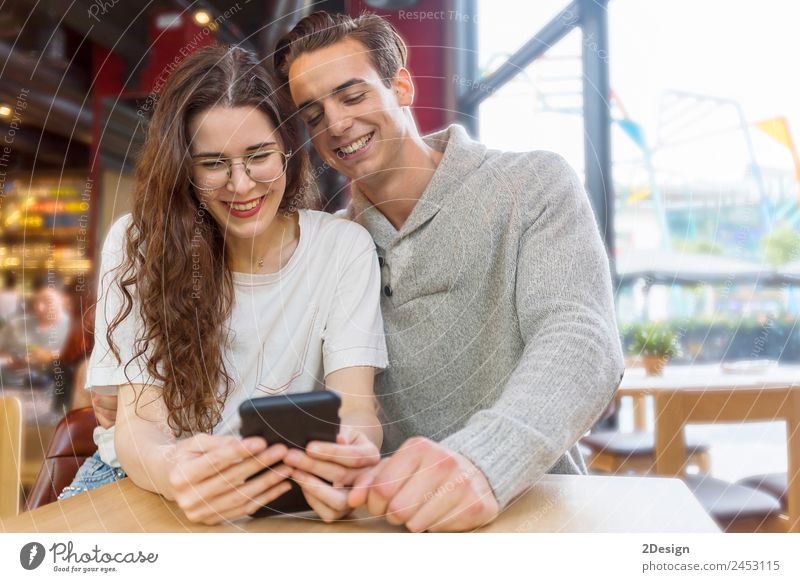 Lustiges Paar oder Heirat mit einem Smartphone Lifestyle kaufen Freude Glück Spielen Wohnung Haus Valentinstag Hochzeit Telefon PDA Internet Mensch maskulin