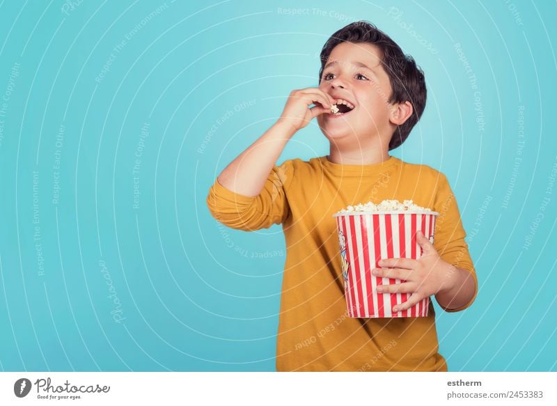 glücklicher Junge mit Popcorn Lebensmittel Lifestyle Freude Freizeit & Hobby Mensch maskulin Kind Kleinkind Kindheit 1 8-13 Jahre Theater Kino Filmindustrie