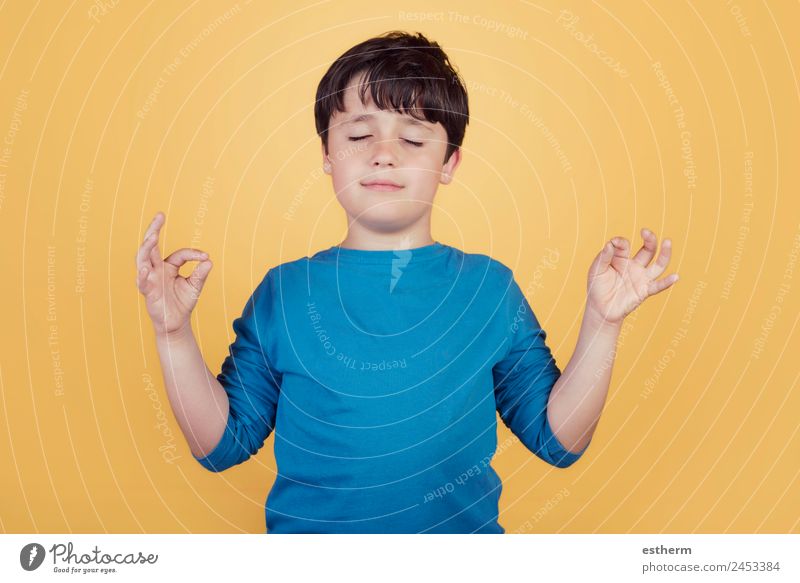 Portrait des Kindes über Yoga-Meditation Lifestyle Wellness harmonisch Wohlgefühl Erholung Mensch maskulin Kleinkind Junge Kindheit 1 8-13 Jahre Denken Lächeln