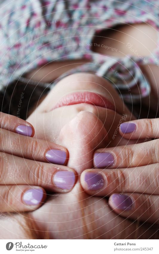 x Maniküre Kosmetik Nagellack feminin Frau Erwachsene Gesicht Finger 1 Mensch berühren liegen Blick einzigartig nah natürlich violett Sicherheit Schutz blind