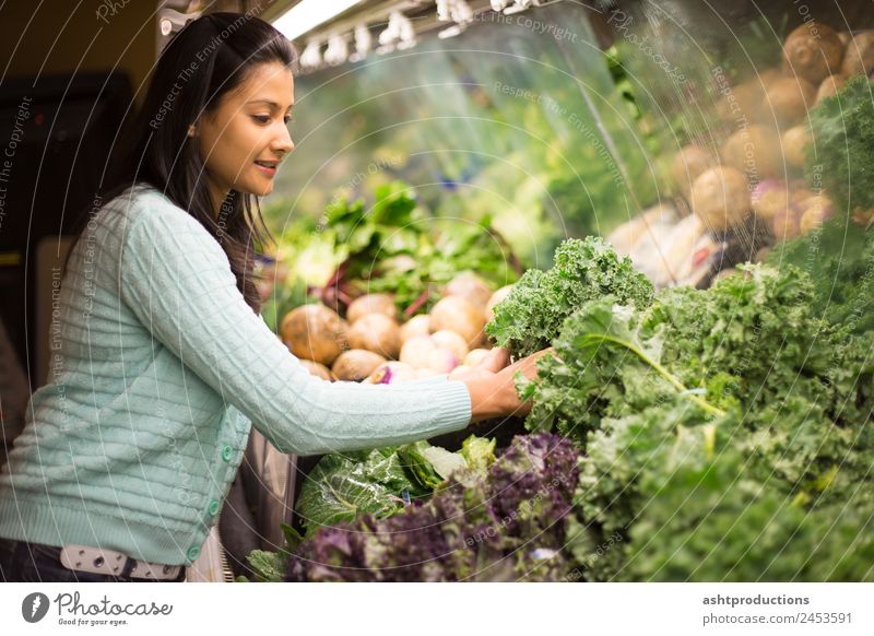 Das richtige Gemüse pflücken Lebensmittel Ernährung Vegetarische Ernährung Diät kaufen Mensch Frau Erwachsene 1 18-30 Jahre Jugendliche grün Fröhlichkeit