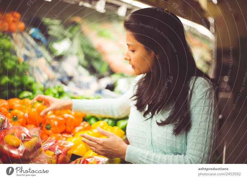 Das richtige Gemüse pflücken Lebensmittel Frucht Vegetarische Ernährung Diät kaufen Gesundheit Gesunde Ernährung Wellness Mensch Frau Erwachsene 1 13-18 Jahre