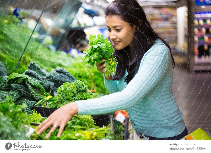 Das richtige Gemüse auswählen Lebensmittel Ernährung Vegetarische Ernährung Diät kaufen Mensch Frau Erwachsene 1 18-30 Jahre Jugendliche grün Antioxidantien