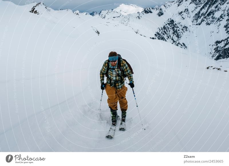 Skitour | Aufstieg | Tiefschnee Abenteuer Freiheit Winter Winterurlaub Berge u. Gebirge Skier Junger Mann Jugendliche Natur Landschaft Schnee Alpen