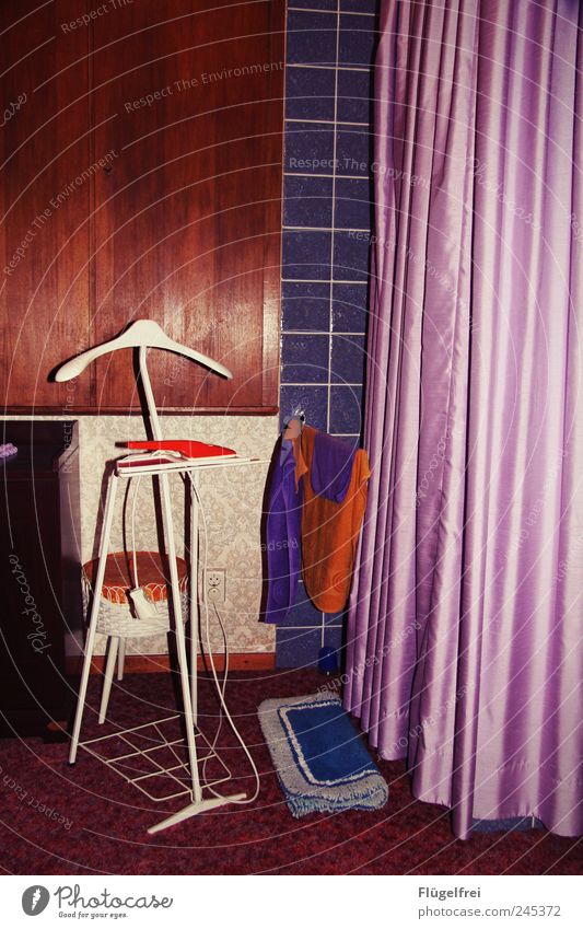 retromantisch Bekleidung alt Retro-Trash altehrwürdig Vorhang Satin Schlafzimmer mehrfarbig violett Stummer Diener Kontrast Ständer Kleiderbügel Putztuch