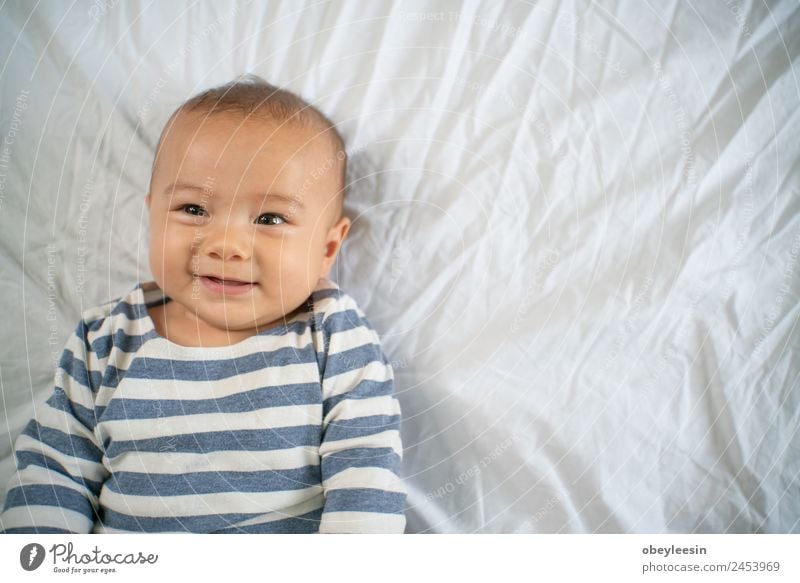 Porträt eines kriechenden Babys auf dem Bett in seinem Zimmer Freude Glück schön Gesicht Leben Kind Mensch Kleinkind Junge Mann Erwachsene Kindheit Lächeln