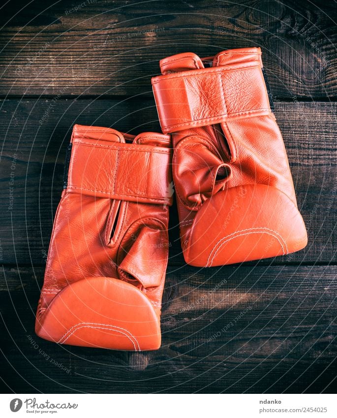 Lederhandschuhe für Boxen Sport Erfolg Verlierer Handschuhe Holz alt rot Idee Boxsport Hintergrund Gerät Paar Sportbekleidung Boxhandschuhe Konsistenz Entwurf
