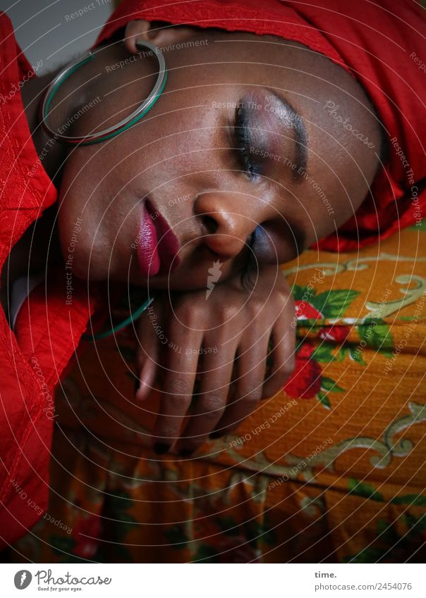 Tash Sessel feminin Frau Erwachsene 1 Mensch Kleid Ohrringe Kopftuch festhalten liegen schlafen ästhetisch schön mehrfarbig rot Leidenschaft Vertrauen