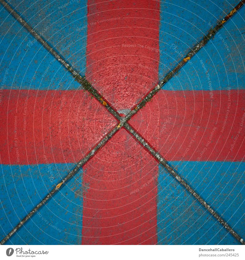Rotes Kreuz auf blauem Hintergrund Kunst Straße Stein eckig einzigartig modern Originalität rot diagonal Geometrie Ecke Dreieck dreckig Mitte Quadrat
