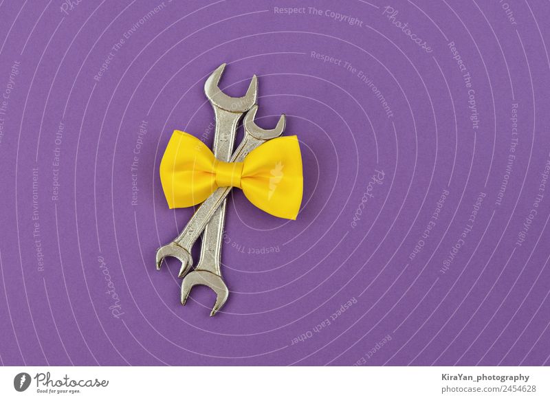 Zwei Kreuzschlüssel mit gelber Schleife auf violettem Hintergrund. kaufen Freizeit & Hobby Dekoration & Verzierung Feste & Feiern Geburtstag Werkzeug maskulin