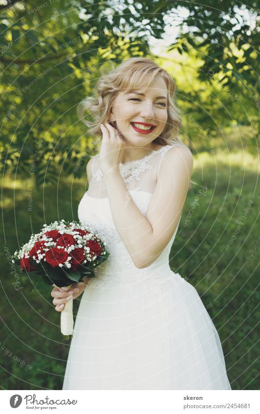 lächelnde Braut mit einem Blumenstrauß Mensch feminin Junge Frau Jugendliche Erwachsene Haare & Frisuren Mund Lippen Zähne Arme 1 18-30 Jahre Umwelt Natur