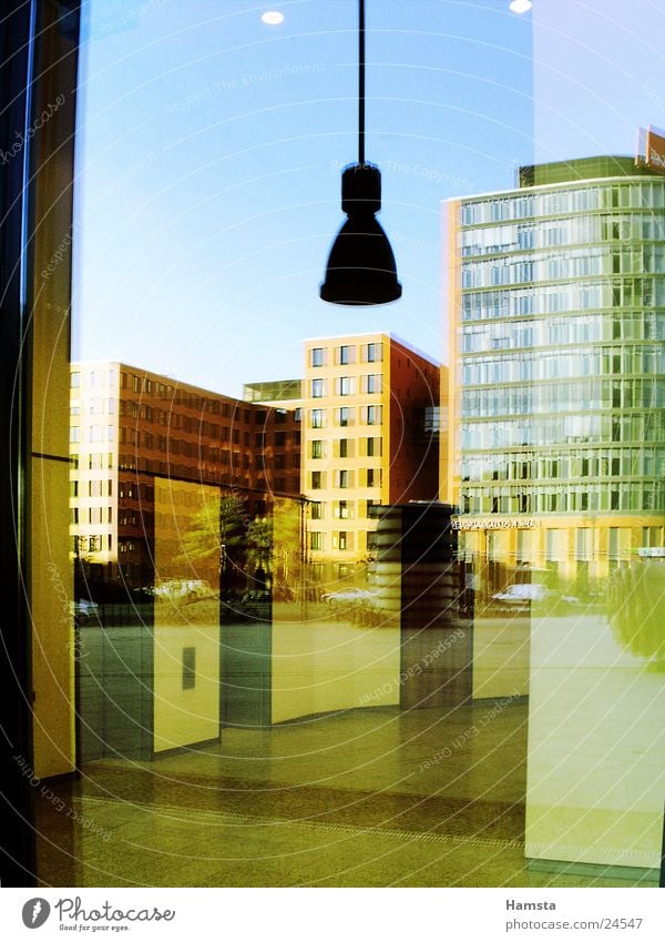 Glas und Licht Reflexion & Spiegelung Haus Gebäude Fassade Fenster Potsdamer Platz Architektur Farbe modern Graffiti Berlin