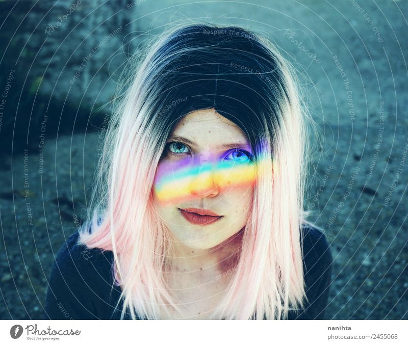 Künstlerisches Porträt einer jungen Frau mit einem Regenbogen im Gesicht. Lifestyle Stil Design schön Haare & Frisuren Haut Mensch feminin Junge Frau