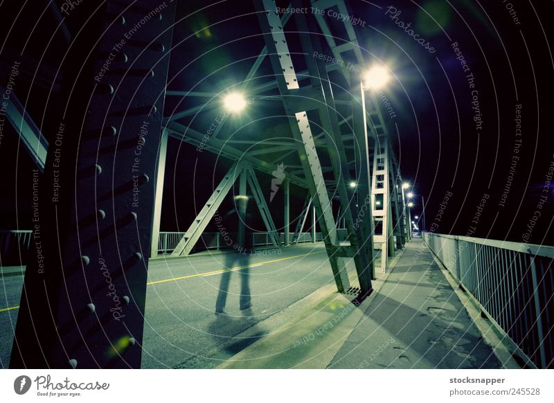 Einsamer Geist Geister u. Gespenster Mann laufen Unschärfe Brücke Nacht dunkel Licht Straße Weg Einsamkeit