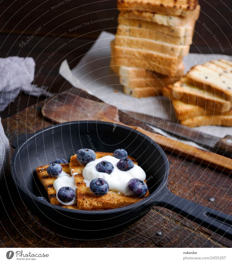 Französischer Toast mit Beeren Lebensmittel Frucht Brot Dessert Süßwaren Frühstück Pfanne Tisch frisch lecker oben weiß Zuprosten Sahne Hintergrund gepeitscht