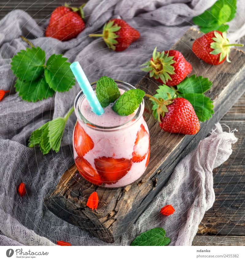 Smoothies von frischen Erdbeeren Joghurt Frucht Dessert Frühstück Diät Getränk Erfrischungsgetränk Saft Sommer Tisch Holz Essen saftig grün rot Milchshake