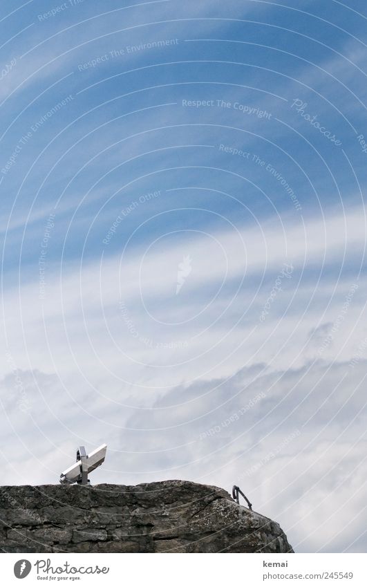 Himmelwärts schauen möglich Tourismus Ausflug Sightseeing Wolken Sonnenlicht Sommer Schönes Wetter Mauer Wand Fernglas Teleskop blau weiß Aussichtsturm