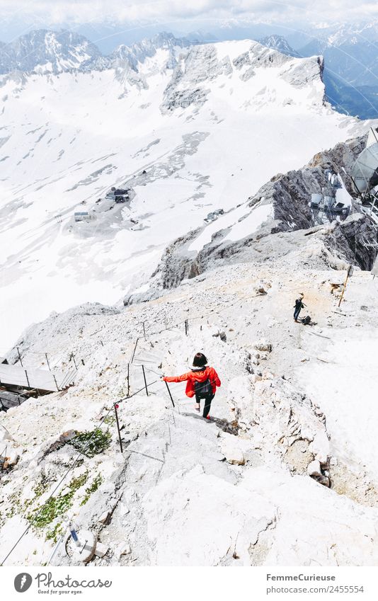 Hiker on the Zugspitze feminin Junge Frau Jugendliche Erwachsene 1 Mensch 18-30 Jahre 30-45 Jahre Abenteuer Expedition wandern rot Jacke Außenaufnahme