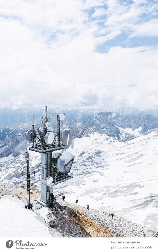 Hikers on their way to Zugspitze Natur Abenteuer Aussicht Ausflugsziel wandern Schnee Sonnenstrahlen Außenaufnahme Aktivurlaub Ferien & Urlaub & Reisen