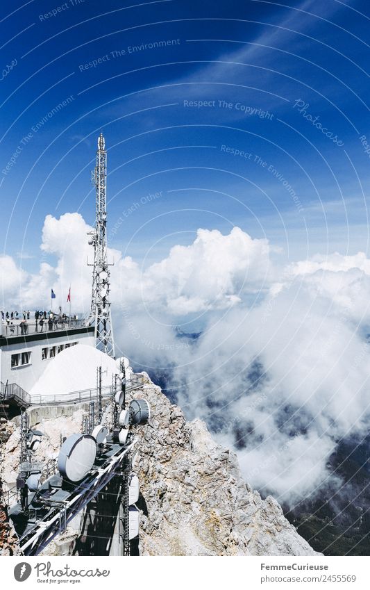 Viewing platform on Zugspitze mountain Natur Aussichtsturm Ausflugsziel Wolken Nebel Dunst Blauer Himmel Berge u. Gebirge wandern Luft Außenaufnahme Farbfoto