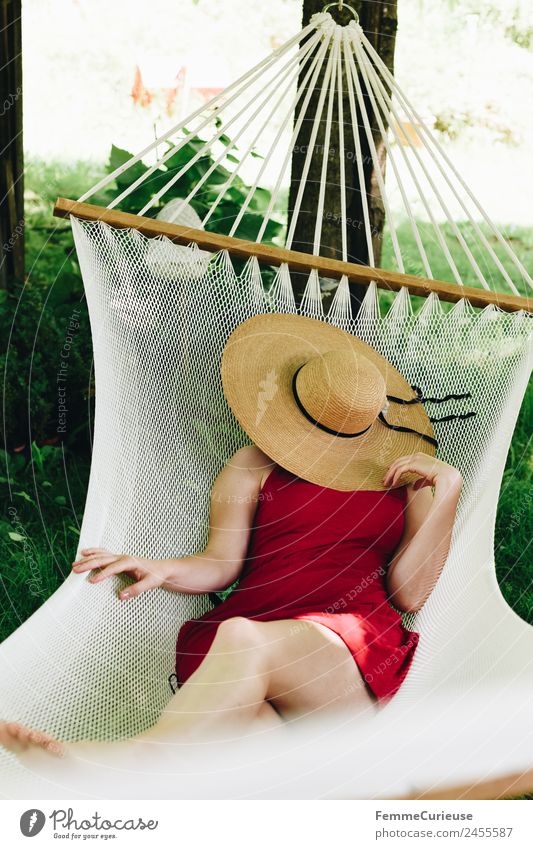 Young woman relaxing in a hammok feminin Junge Frau Jugendliche Erwachsene 1 Mensch 18-30 Jahre 30-45 Jahre Erholung Hängematte Sonnenhut Schatten Sommer
