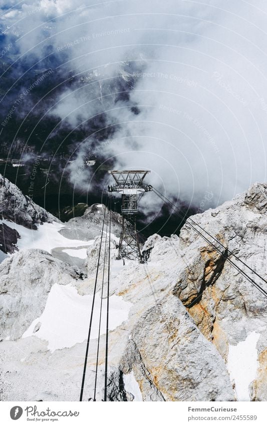 Ropes of a cable car in the alps Natur Abenteuer erleben Seilbahn Gondellift Riesenrad Alpen Stein Wolken Nebel beeindruckend Reisefotografie