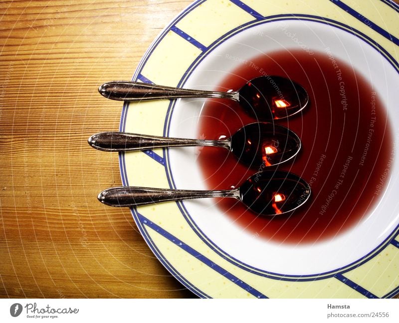 Auslöffeln Teller Suppe Löffel Kunstlicht rot Teilung Tisch Häusliches Leben drei Gegenstände