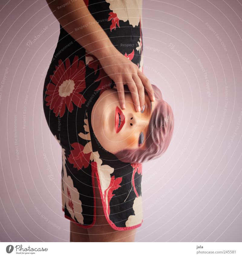mime Mensch feminin Frau Erwachsene Hand Gesäß 1 stehen Gefühle Maske Farbfoto Innenaufnahme Textfreiraum links Textfreiraum rechts Tag