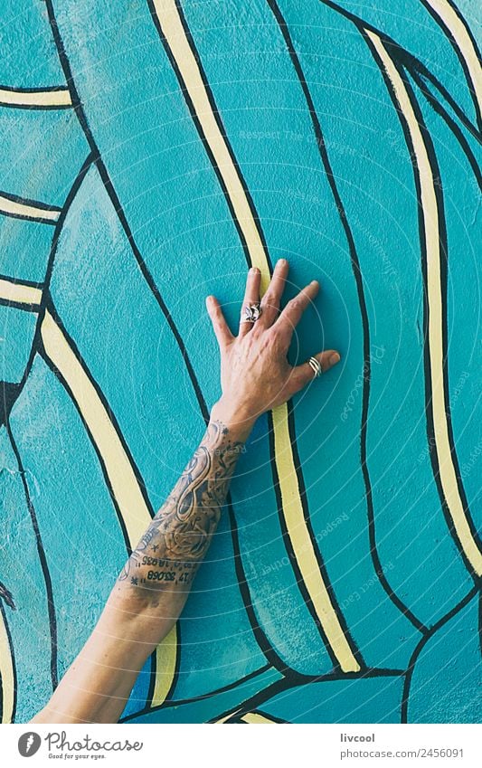 Tätowierter Arm an der Wand mit Graffiti Lifestyle Glück schön Erholung ruhig Mensch feminin Frau Erwachsene Arme Hand Finger 1 45-60 Jahre Kunst Maler