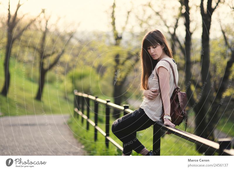 schöne junge Frau, die ihre Zeit draußen in einem Park genießt. Lifestyle Haare & Frisuren Gesundheit harmonisch Erholung ruhig Meditation Duft Modellbau