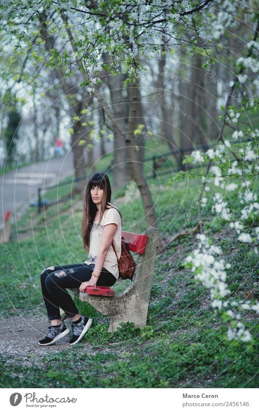 Junge Frau sitzt auf einer Bank in einem Park in ruhiger Pose. Lifestyle schön Haare & Frisuren Gesundheit Erholung Ferien & Urlaub & Reisen Sommer Mensch