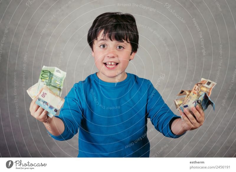 Lächelnder Junge mit Euro-Scheinen auf grauem Hintergrund Lifestyle kaufen Freude Glück Geld Kind Arbeit & Erwerbstätigkeit Wirtschaft Kapitalwirtschaft