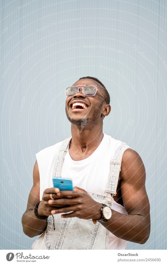 Afrikanischer Mann blauer Hintergrund mit Handy. Lifestyle Stil Glück Leben sprechen Telefon Technik & Technologie Mensch Erwachsene Mode Afro-Look alt genießen