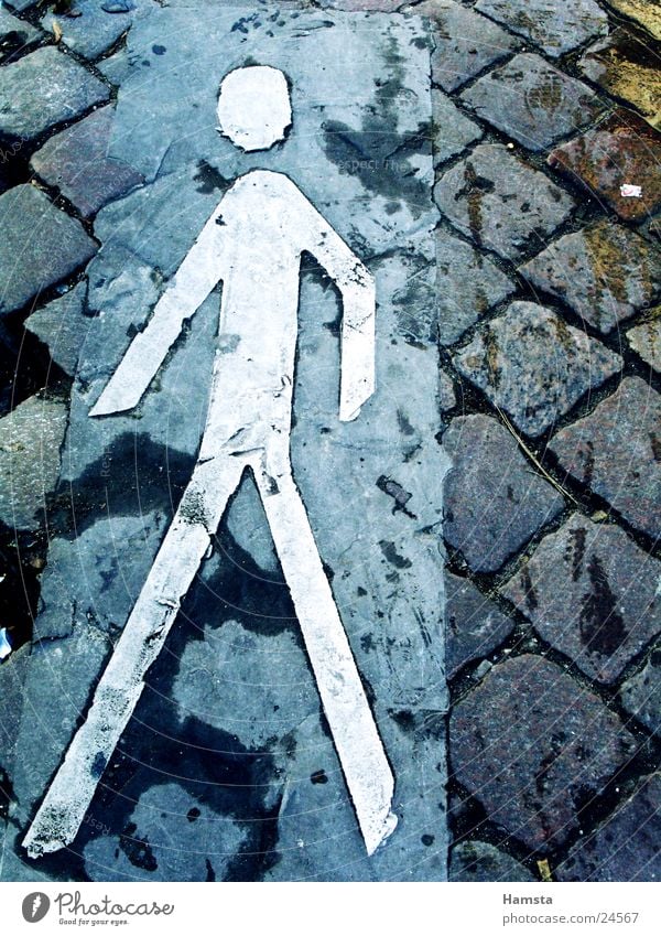 Gehweg Fußgänger Bordsteinkante Bürgersteig Piktogramm gehen Überqueren Außenaufnahme Stadt historisch laufen Zeichen Straße Pflastersteine