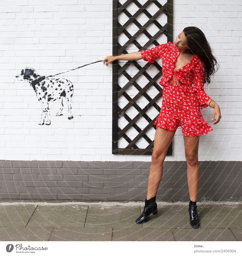 Jessica feminin Frau Erwachsene 1 Mensch Mauer Wand Mode Hemd Rock Stiefel Tier Hund stehen Fröhlichkeit schön lustig selbstbewußt Kraft Leidenschaft geduldig