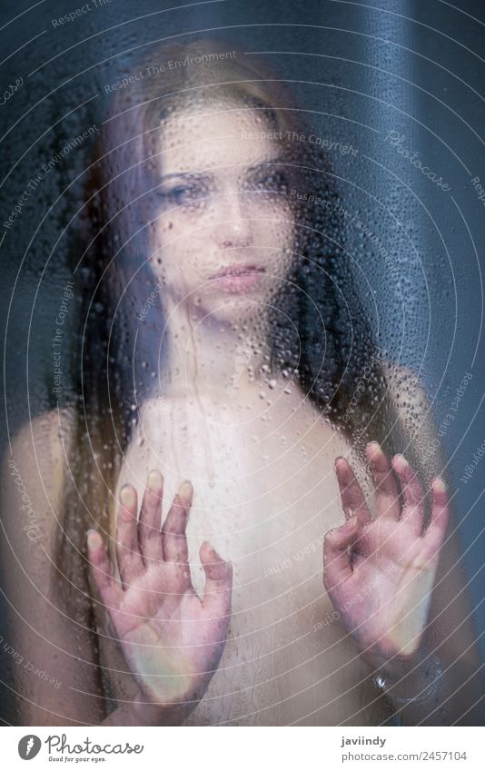 Traurige Frau, die an einem regnerischen Tag durch das Fenster schaut. schön Körper Gesicht Mensch feminin Junge Frau Jugendliche Erwachsene 1 18-30 Jahre