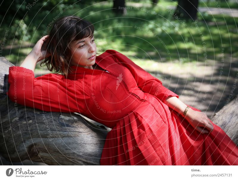 Ulreka feminin Frau Erwachsene 1 Mensch Schönes Wetter Baum Park Kleid brünett langhaarig beobachten Erholung liegen Blick schön rot Zufriedenheit Leidenschaft