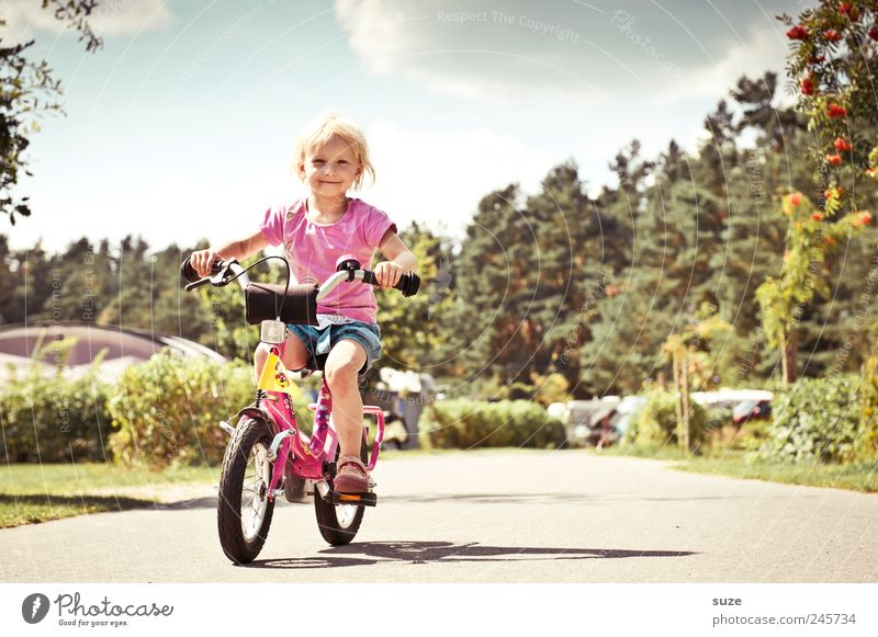 Fahrspaß Fahrradfahren lernen Mensch Kind Kleinkind Mädchen Kindheit 1 3-8 Jahre Sommer Schönes Wetter Verkehrswege Wege & Pfade blond klein niedlich Sicherheit