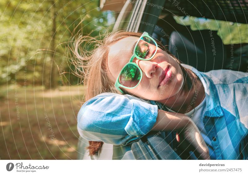 Junge Frau mit dem Kopf über dem Türwagen Lifestyle schön Gesicht Erholung Freizeit & Hobby Ferien & Urlaub & Reisen Ausflug Sommer Mensch Erwachsene