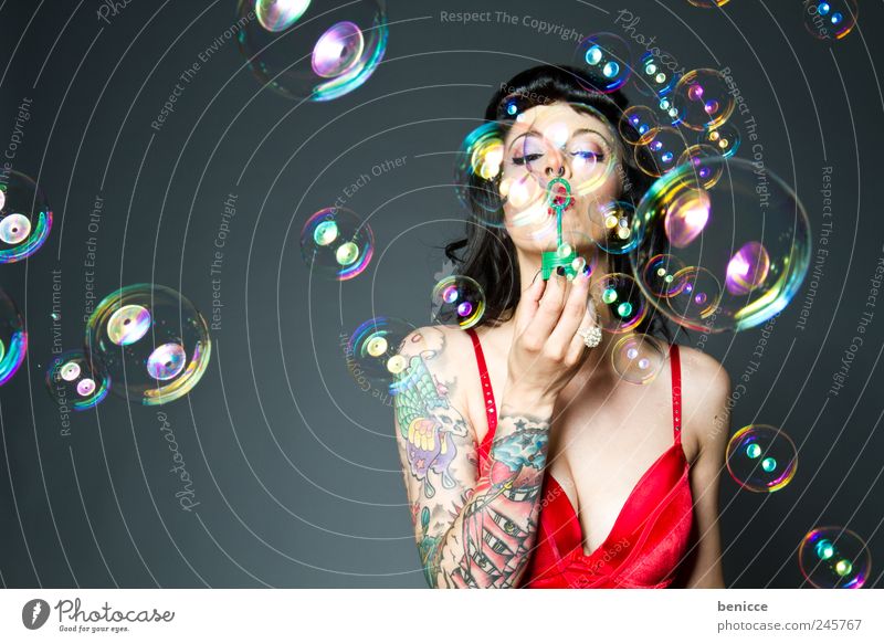 Bubbles Frau Mensch Seifenblase blasen Tattoo tätowiert Piercing Spielen Isoliert (Position) Kreis Ring Freude lustig Kontrast Diva