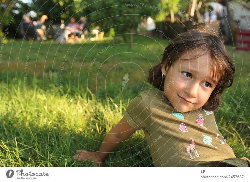 Kleines Mädchen sitzt im Gras und schaut neugierig Lifestyle schön stimmig Wohlgefühl Zufriedenheit Sinnesorgane Erholung Windstille Freizeit & Hobby Spielen
