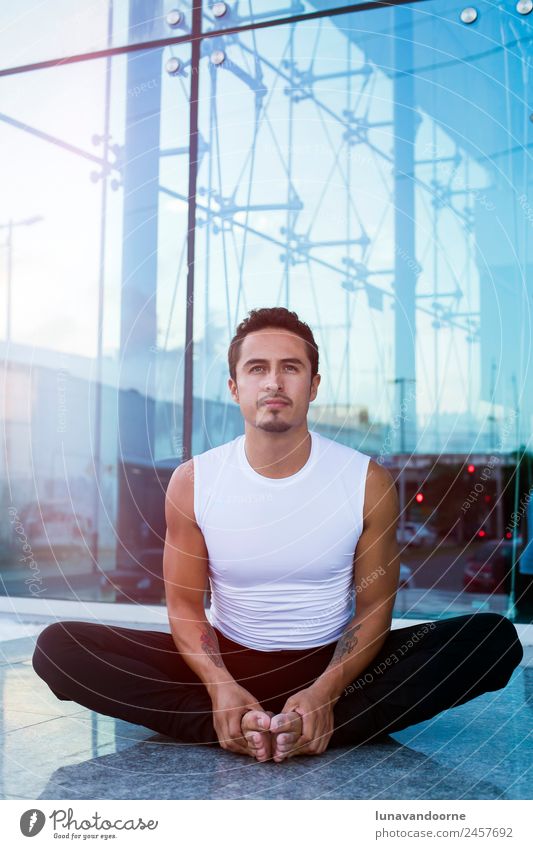 Lateinischer Mann, der Yoga praktiziert. Lifestyle Sport Fitness Sport-Training Dehnübung Mensch Erwachsene 1 18-30 Jahre Jugendliche sportlich Erfolg